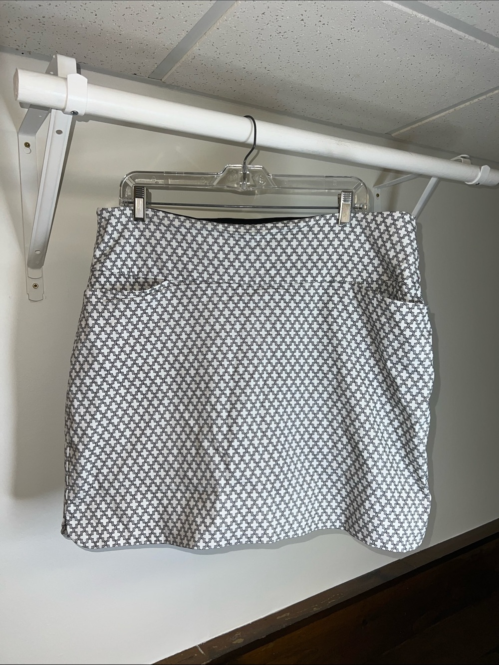S.C. & Co.‎ White and Black Patterned Skort- XL